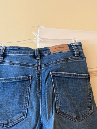 Pantalones vaqueros campana Stradivarius