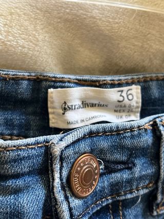 Pantalones vaqueros campana Stradivarius