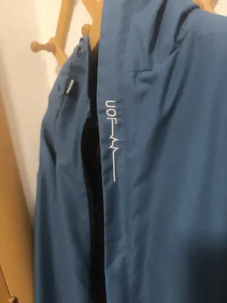 Chaqueta con capucha azul y negra