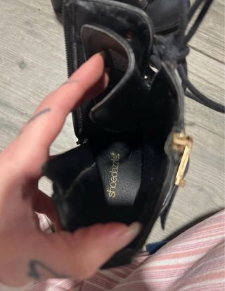 Botines de tacón negros con cordones y hebillas