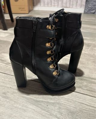 Botines de tacón negros con cordones y hebillas