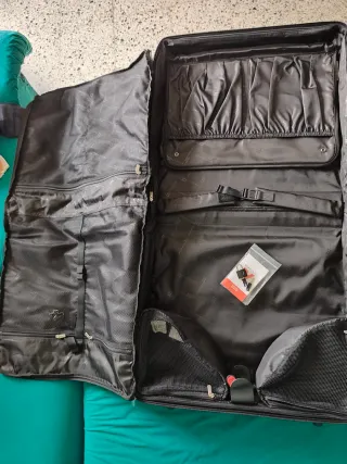 Maleta de viaje negra como nueva