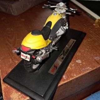 moto a escala Guzzi v10 centauro de Maisto