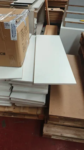 Baldas de madera blancas