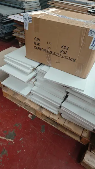 Baldas de madera blancas