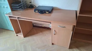 Escritorio de madera y metal