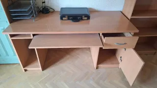 Escritorio de madera y metal