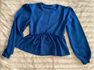 Blusa azul con volante. Sin usar.