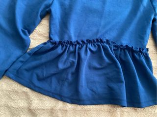 Blusa azul con volante. Sin usar.