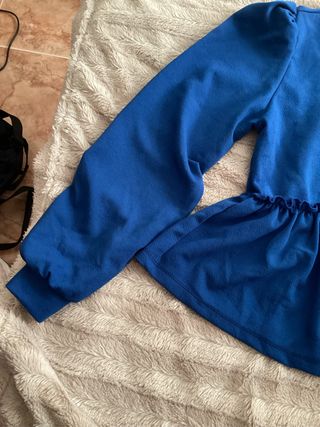 Blusa azul con volante. Sin usar.