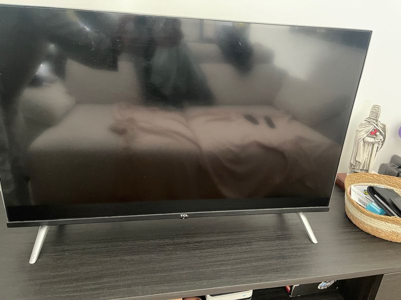 Televisión TCL 32 Negra y Plateada
