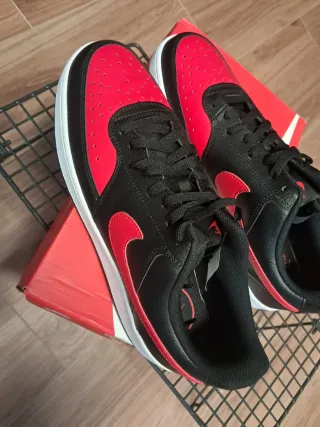 Nike Court Vision Low Negras y Rojas