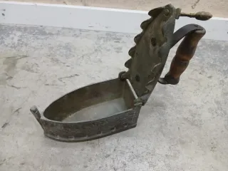Ferro da stiro vintage ottone