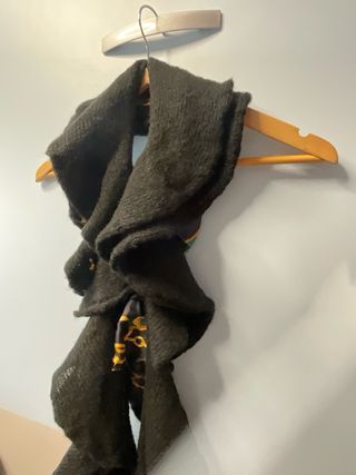 Bufanda negra con estampado de cadenas