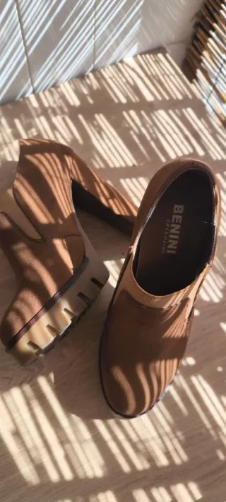 Botines plataforma tacón grueso marca Benini.
