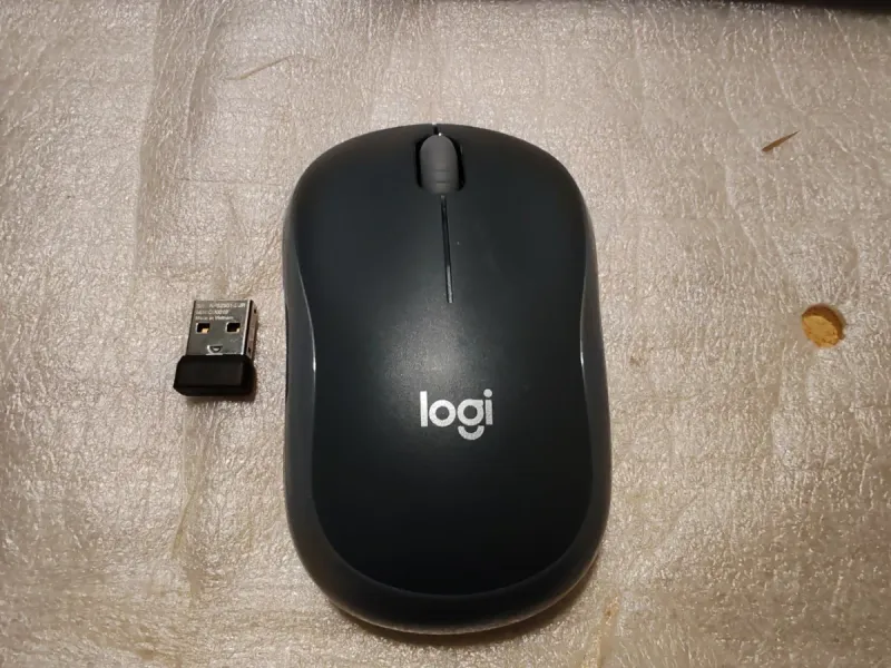 Teclado Trust y mouse Logitech inalámbricos afbeelding 2