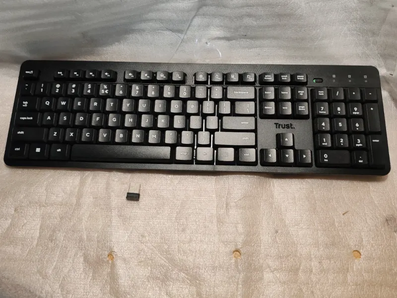 Teclado Trust y mouse Logitech inalámbricos afbeelding 3