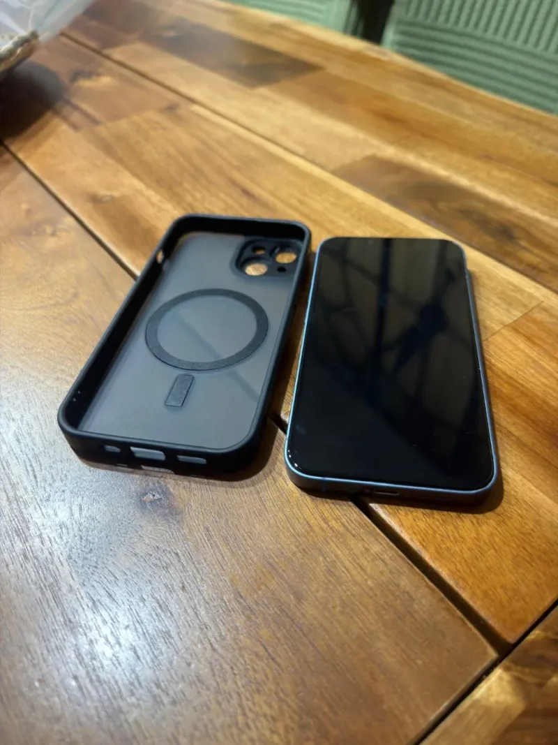 iPhone 14  Azul con Funda Negra