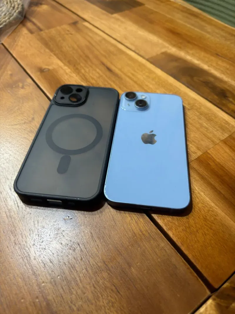iPhone 14  Azul con Funda Negra afbeelding 2