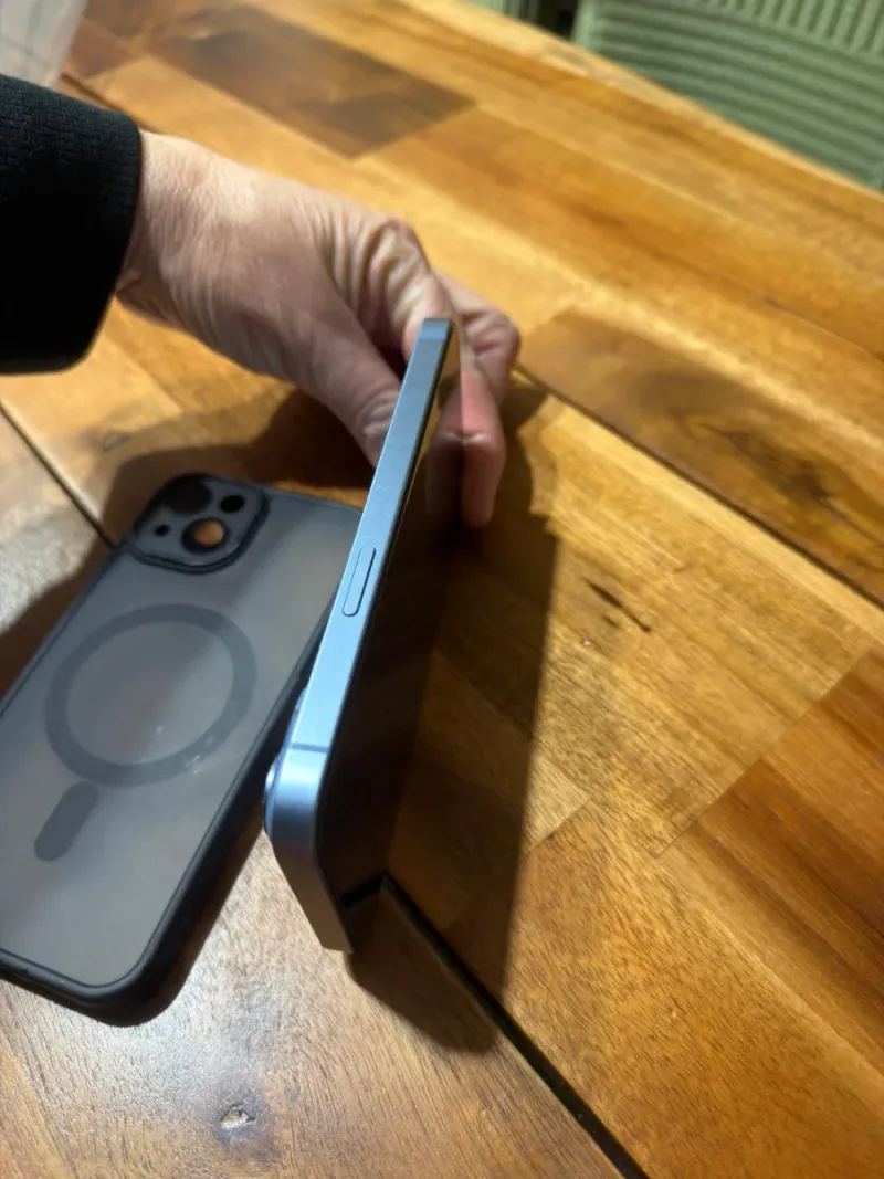 iPhone 14  Azul con Funda Negra afbeelding 4