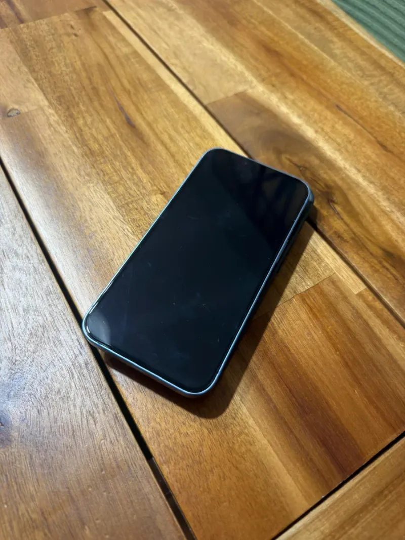 iPhone 14  Azul con Funda Negra afbeelding 5