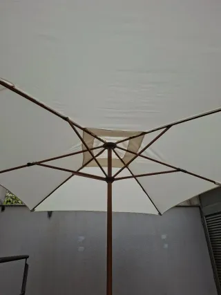 Sombrilla de terraza madera y plástico con base