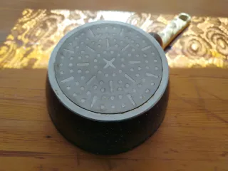 Olla negra con mango Los dos por 3