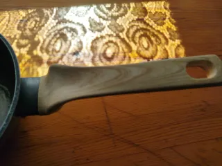 Olla negra con mango Los dos por 3