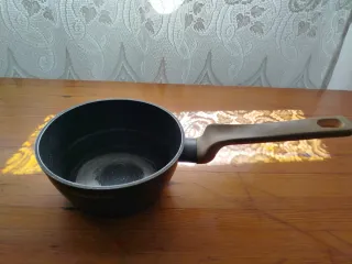 Olla negra con mango Los dos por 3