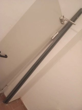Estanterías metálicas grises