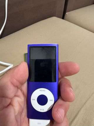 2 iPods Apple ( para piezas) verde y azul