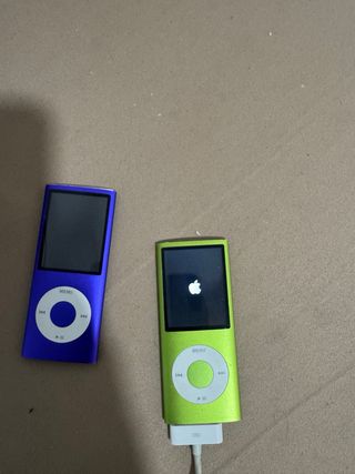 2 iPods Apple ( para piezas) verde y azul