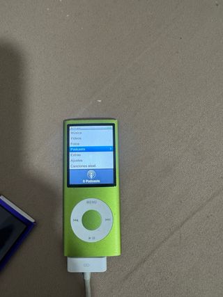 2 iPods Apple ( para piezas) verde y azul