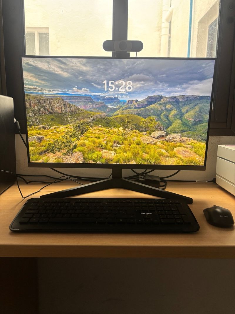 PC Completo: Monitor, Teclado y Webcam
