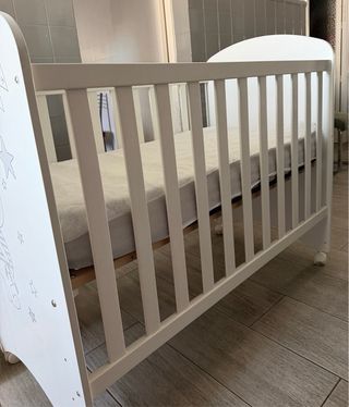 Cuna infantil con diseño de osito y estrellas