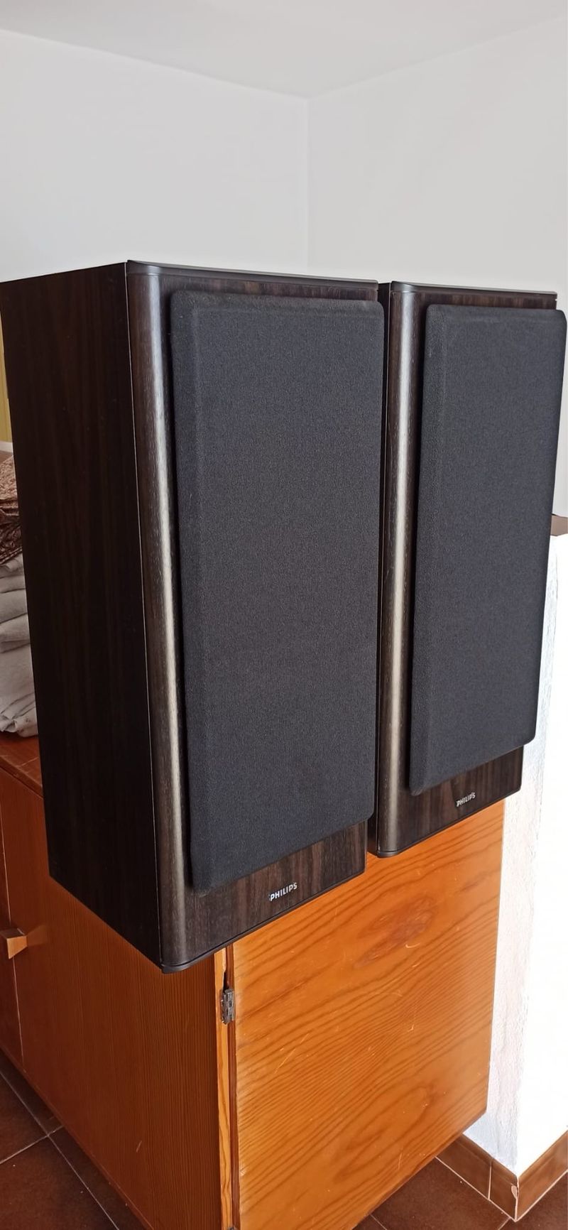 Altavoces Philips Negros y Marrones