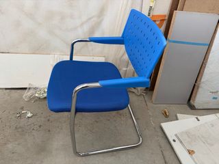 Silla de oficina azul y plateada