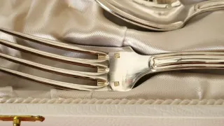 Set de cubiertos de metal plateado