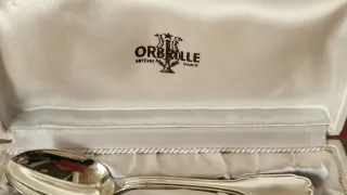 Set de cubiertos de metal plateado