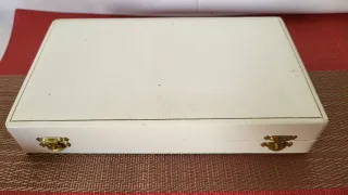 Set de cubiertos de metal plateado