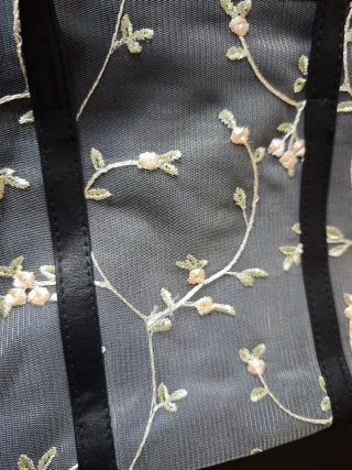 Bolso de Malla con Flores Bordadas