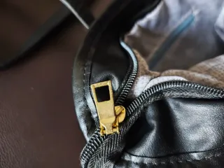 Bolso de Malla con Flores Bordadas