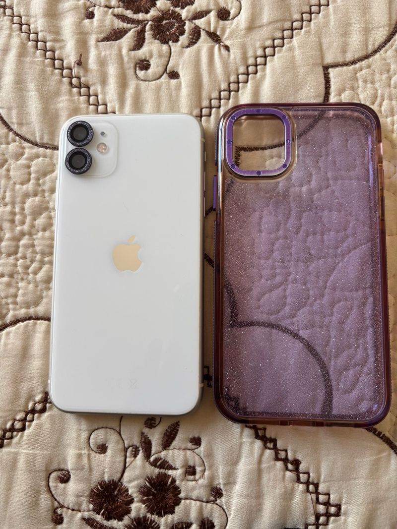 iPhone 11 Blanco con Funda Morada