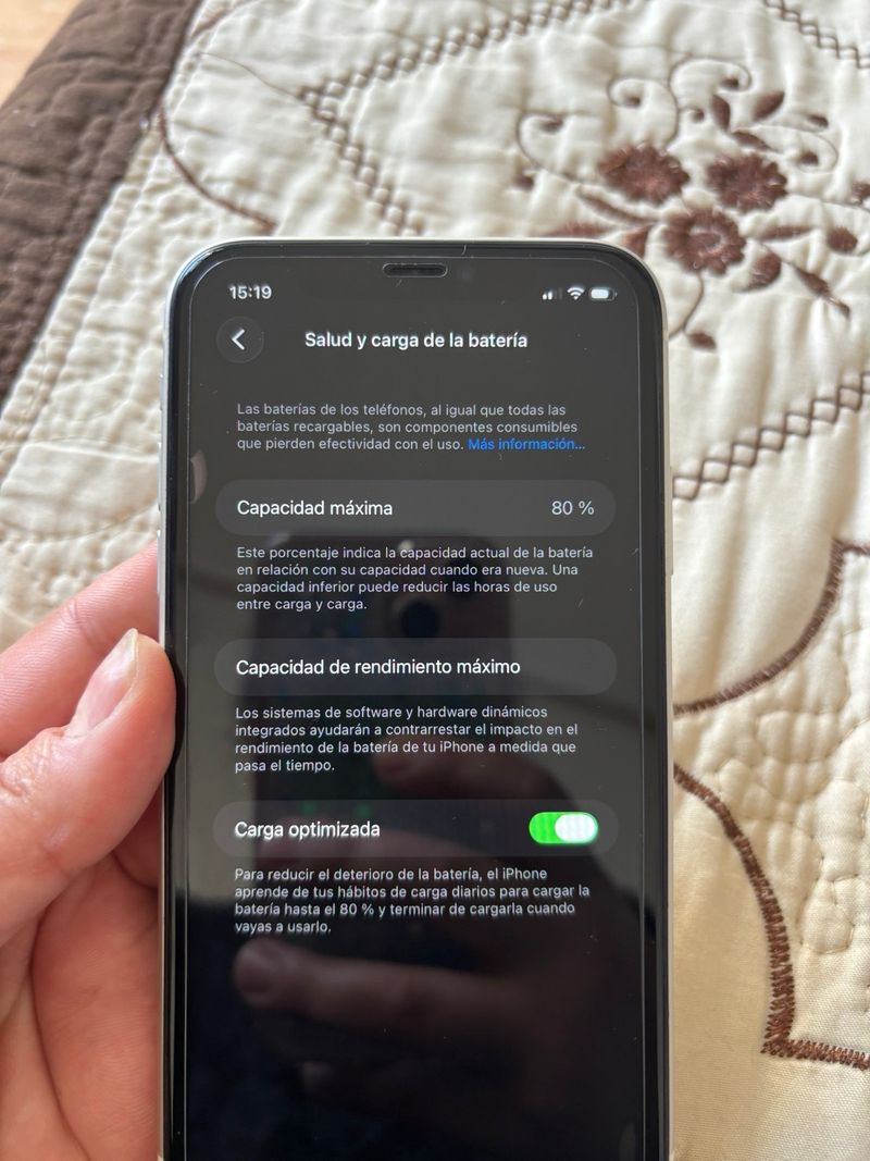 iPhone 11 Blanco con Funda Morada afbeelding 2