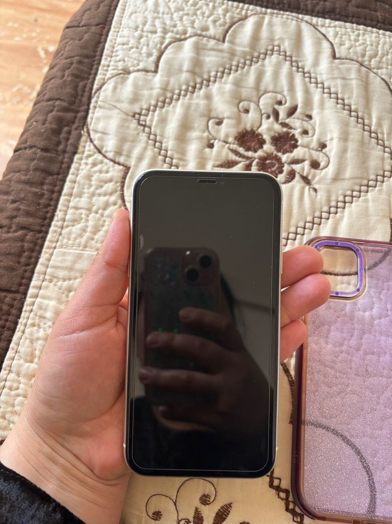 iPhone 11 Blanco con Funda Morada afbeelding 3