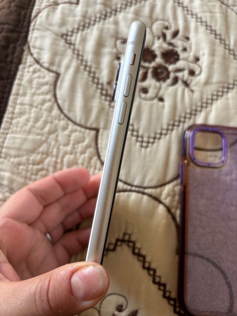iPhone 11 Blanco con Funda Morada afbeelding 5