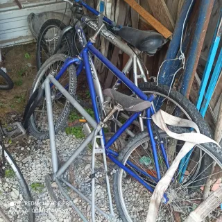 Bicicleta azul y gris