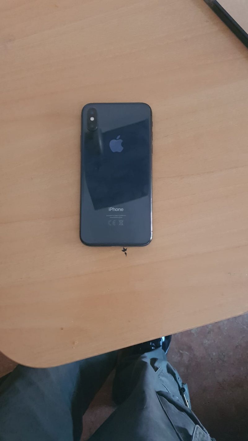 iPhone X para piezas + cargador + funda afbeelding 2
