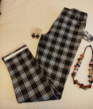 Pantalón de cuadros con etiqueta