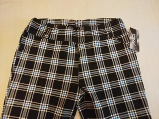 Pantalón de cuadros con etiqueta